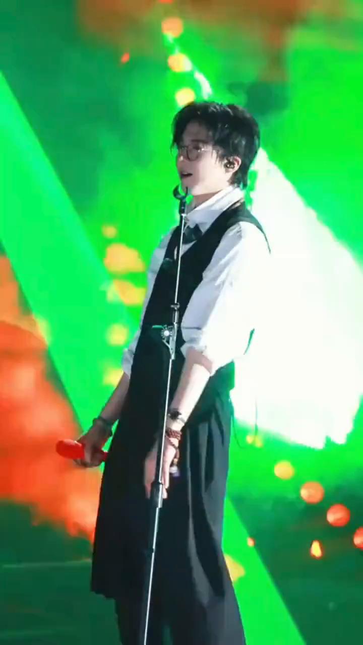 守着那烂泥坨，不再借世人的手。