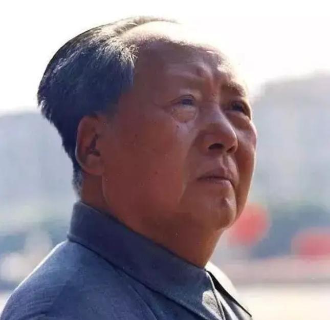 976年9月8日，毛主席病危，他吃力地握笔写下“三”，又敲了3下床头，陪护人员猜