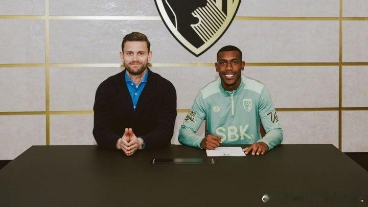 【顶替塞梅尼奥！官方：伯恩茅斯签19岁前锋拉扬，据悉总价3500万欧】     