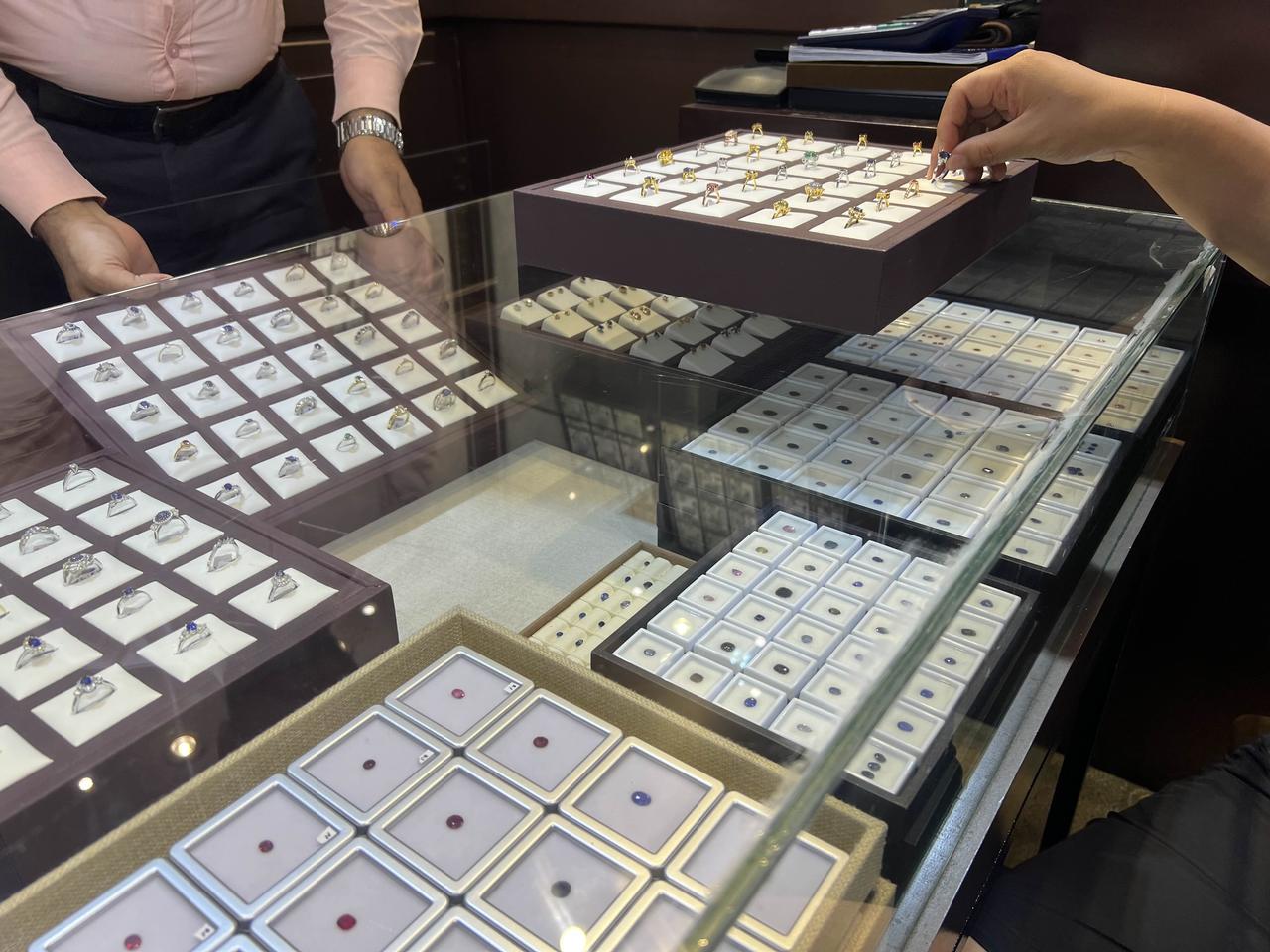 典型的老中人斯里兰卡行程：赌场结束，接着就来买蓝宝石，先拿下两颗便宜的粉蓝宝，后