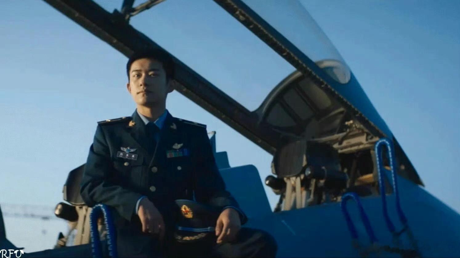 易烊千玺好青春的空军招飞曲很难不被这首招飞新歌打动！轻快昂扬的曲调搭配易烊千玺干