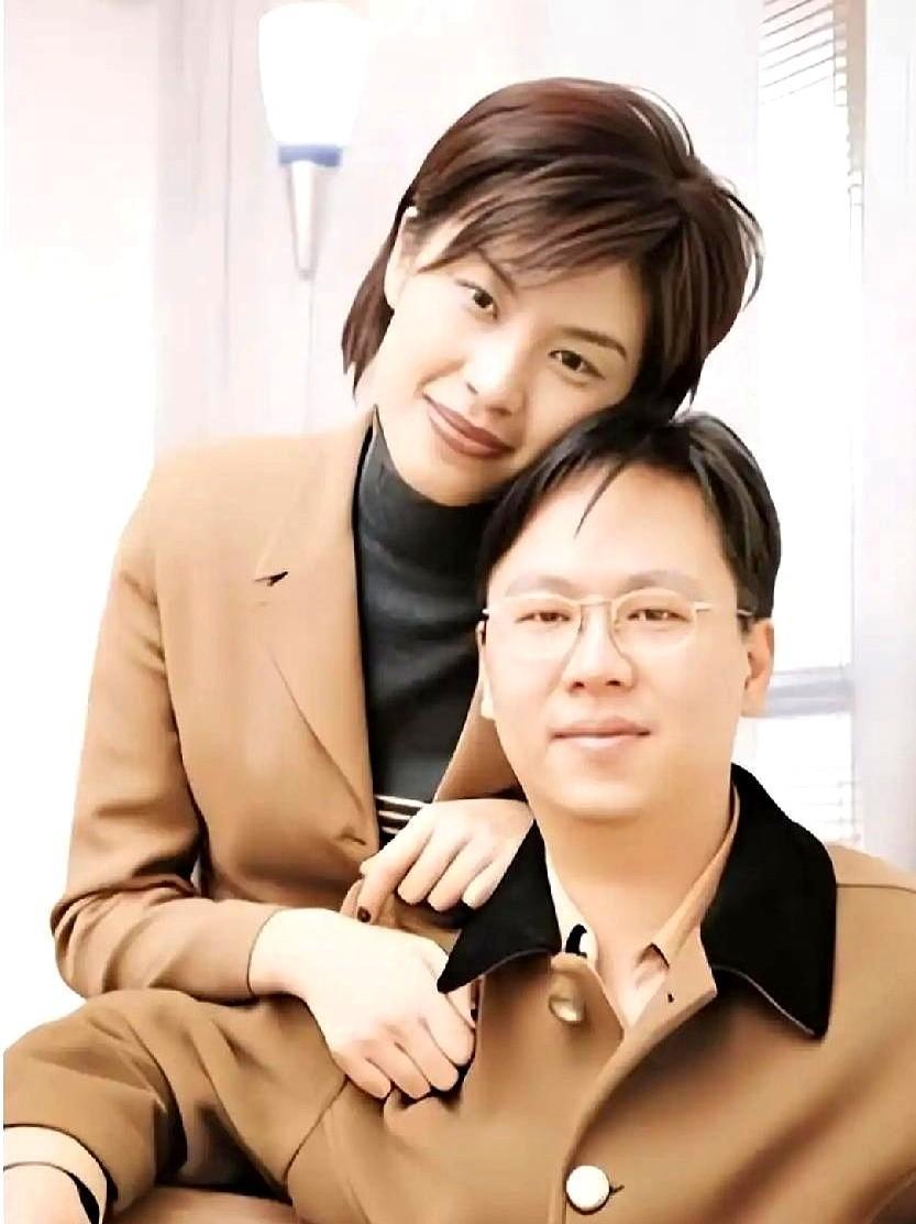 郑丽文178的个子，在后台踮着脚给骆武昌系鞋带。
三年前，这事上了热搜。
网