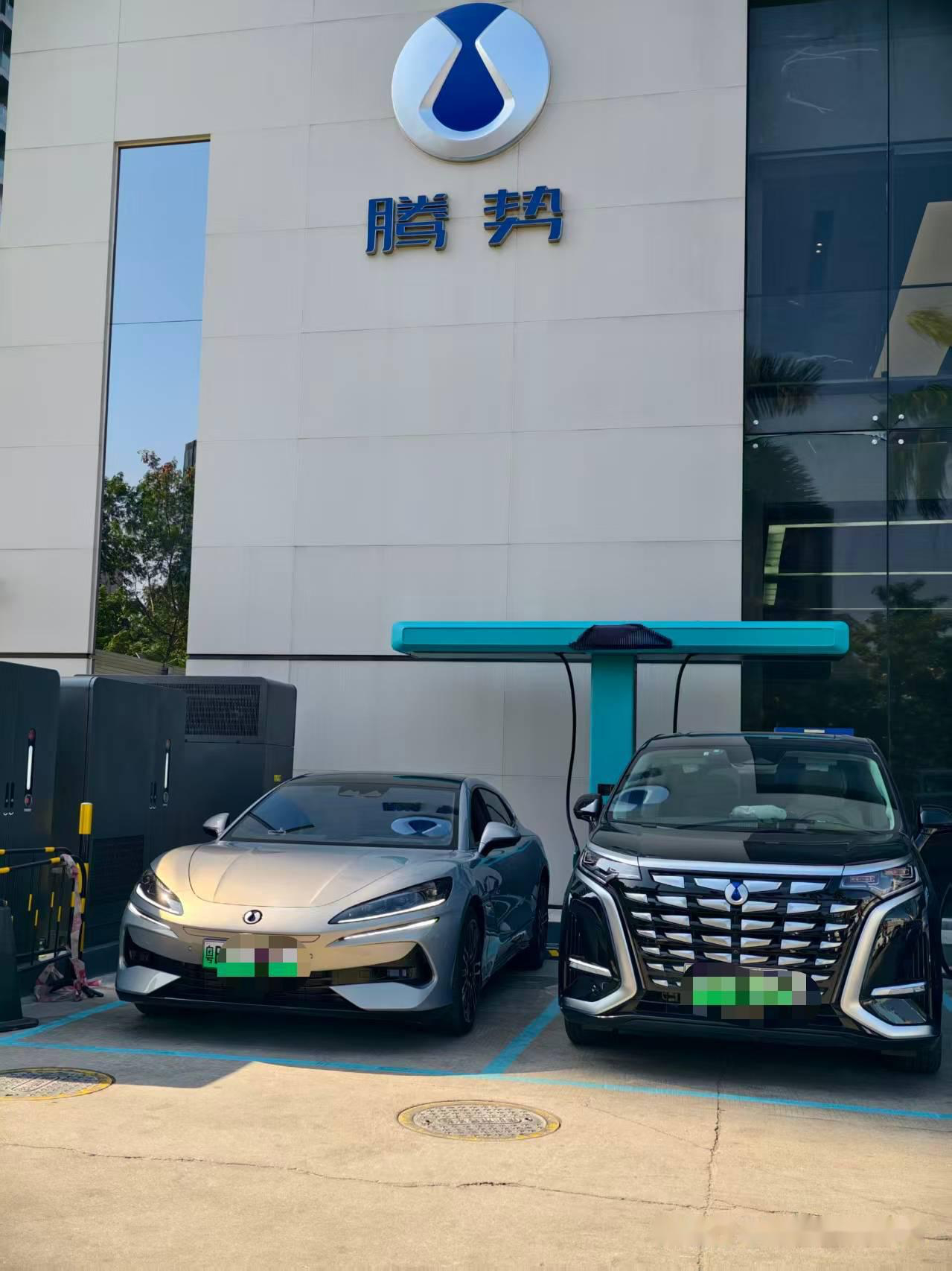 冬季出行不再纠结油还是电滑雪场的停车场都是什么车？以前扫一眼，全是德系豪华四驱的