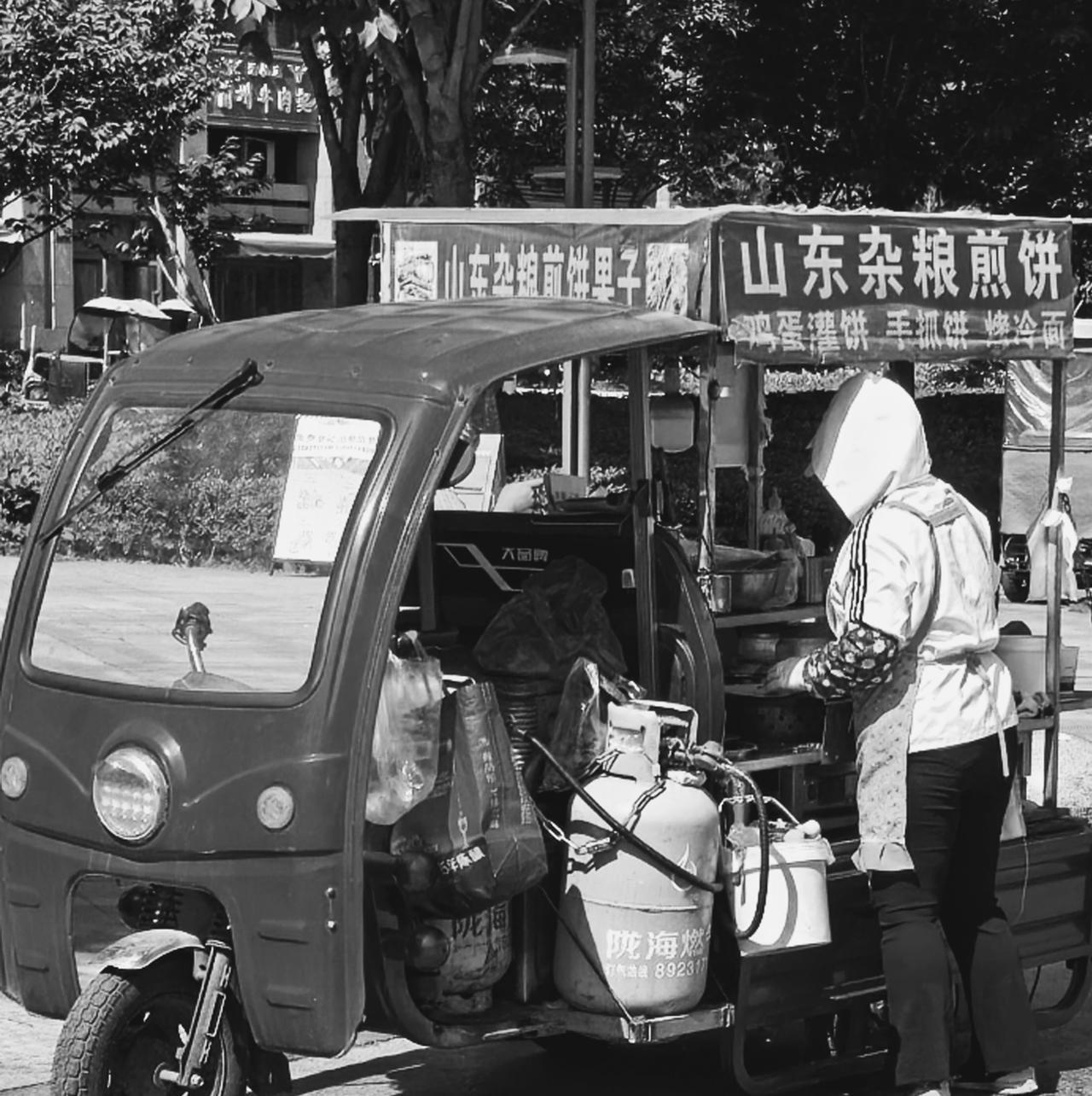 “杂粮煎饼”——的吆喝声
铁鏊子的面团，像极了生活的褶皱，在滚烫中舒展成圆满。原