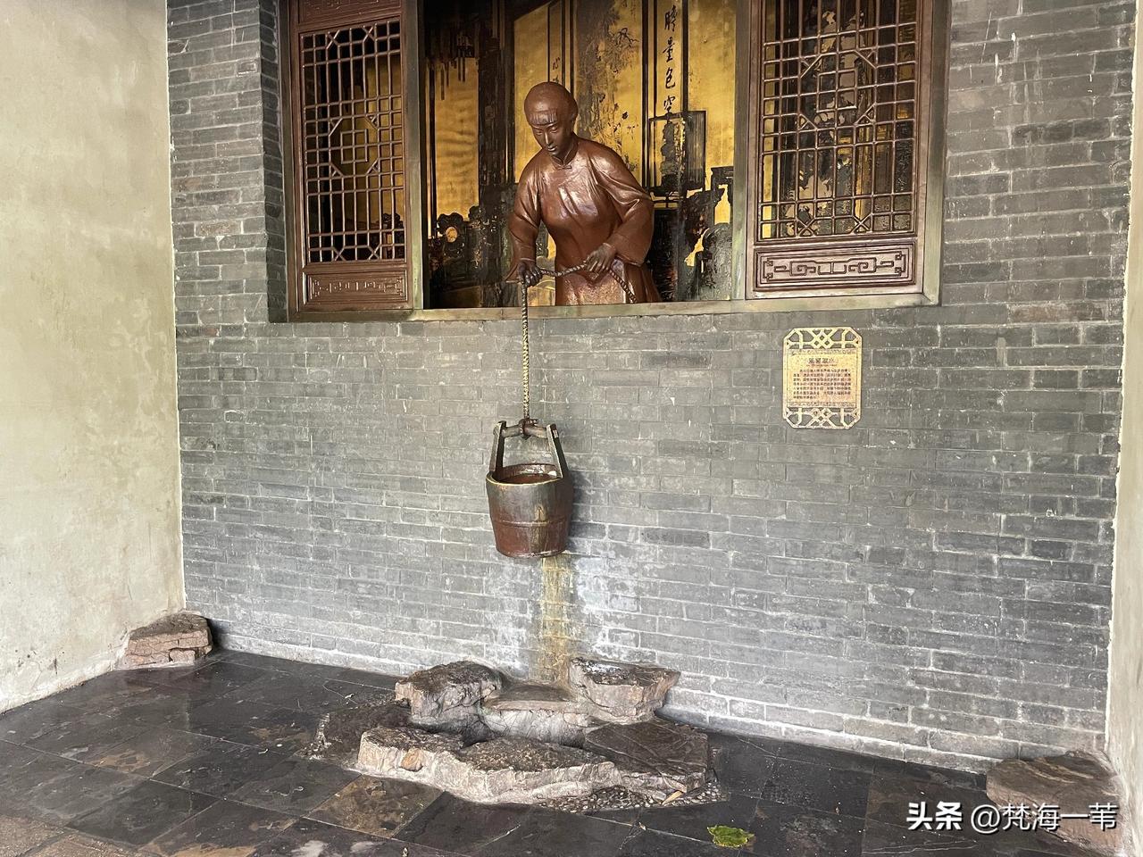 同样是一口井，一枚细菌在里面生活得自由自在，一头河马却感觉困在其中失去了自由。