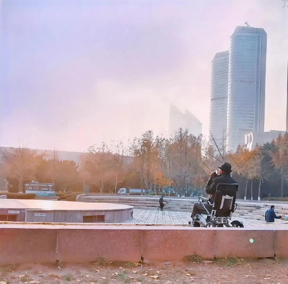 前几天听说隔壁楼道里的赵老师两口子也去了养老院，原因是赵老师栓了以后腿脚不便，老