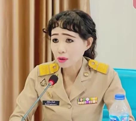 这是化的妆？泰国女公务员全妆上班被骂“妖艳”？她一句话怼回去：姐化妆犯法了吗？