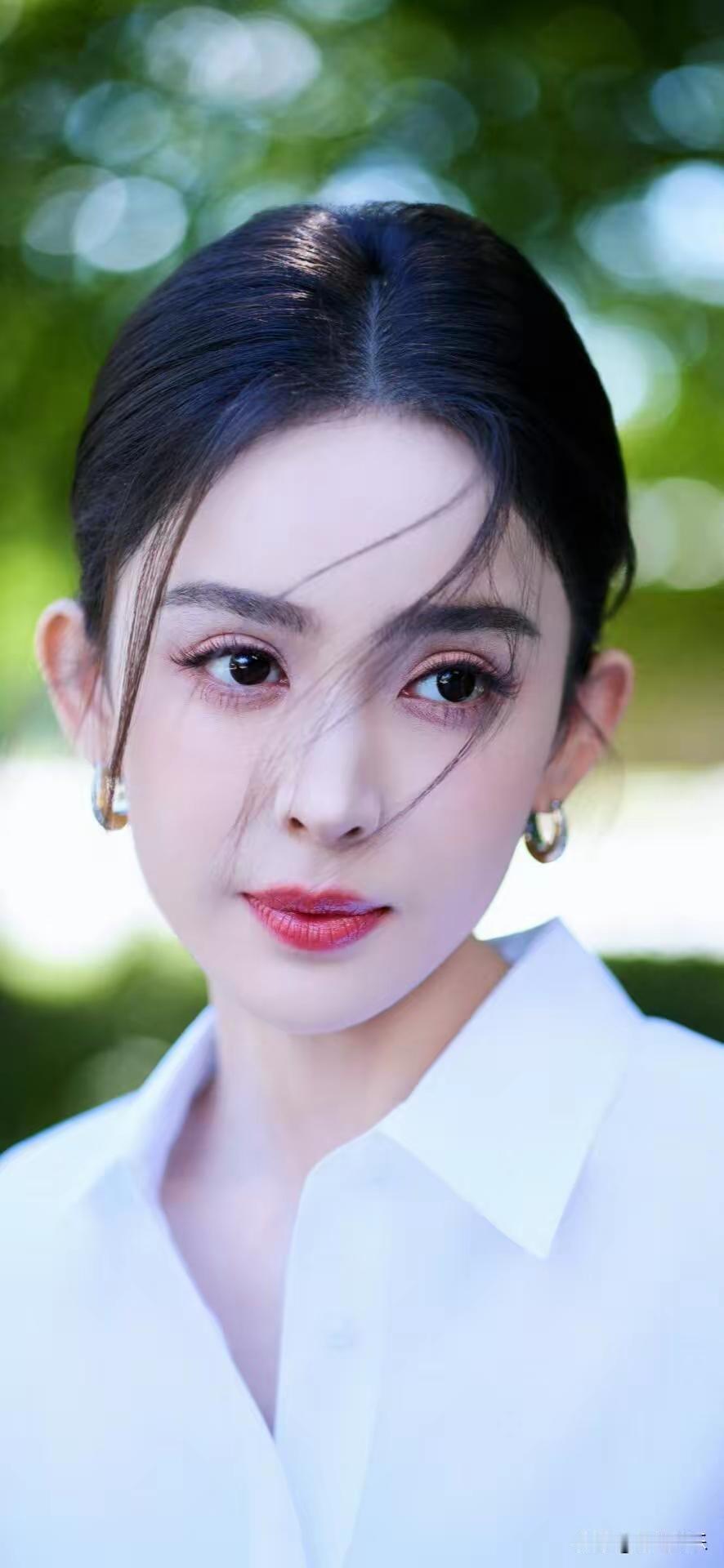 清新自然，白衬衫下的优雅少女