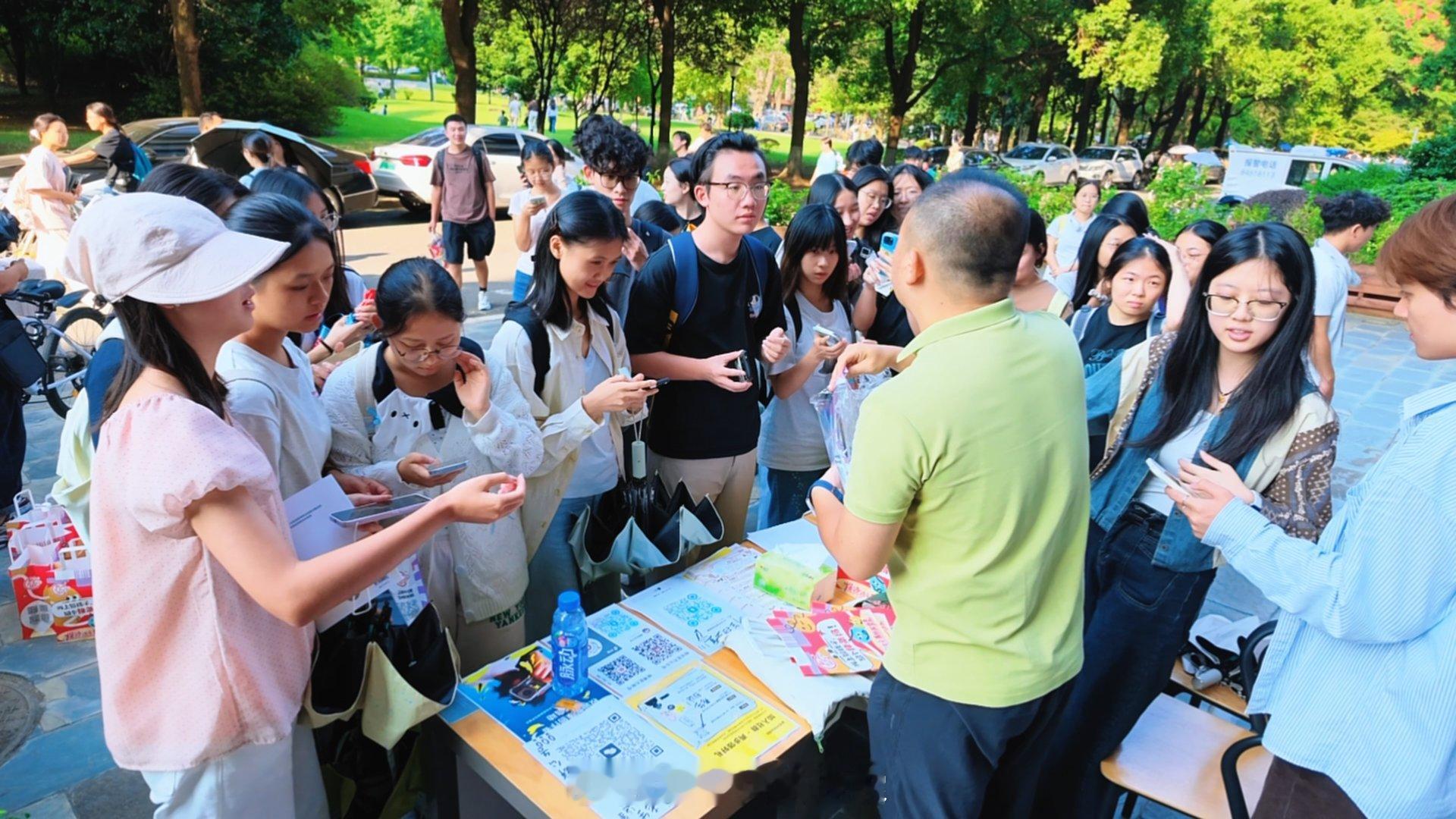 【火辣辣的城市！长沙高校新生礼都是辣的】近日，开学季，长沙迎来了许多新同学到来。