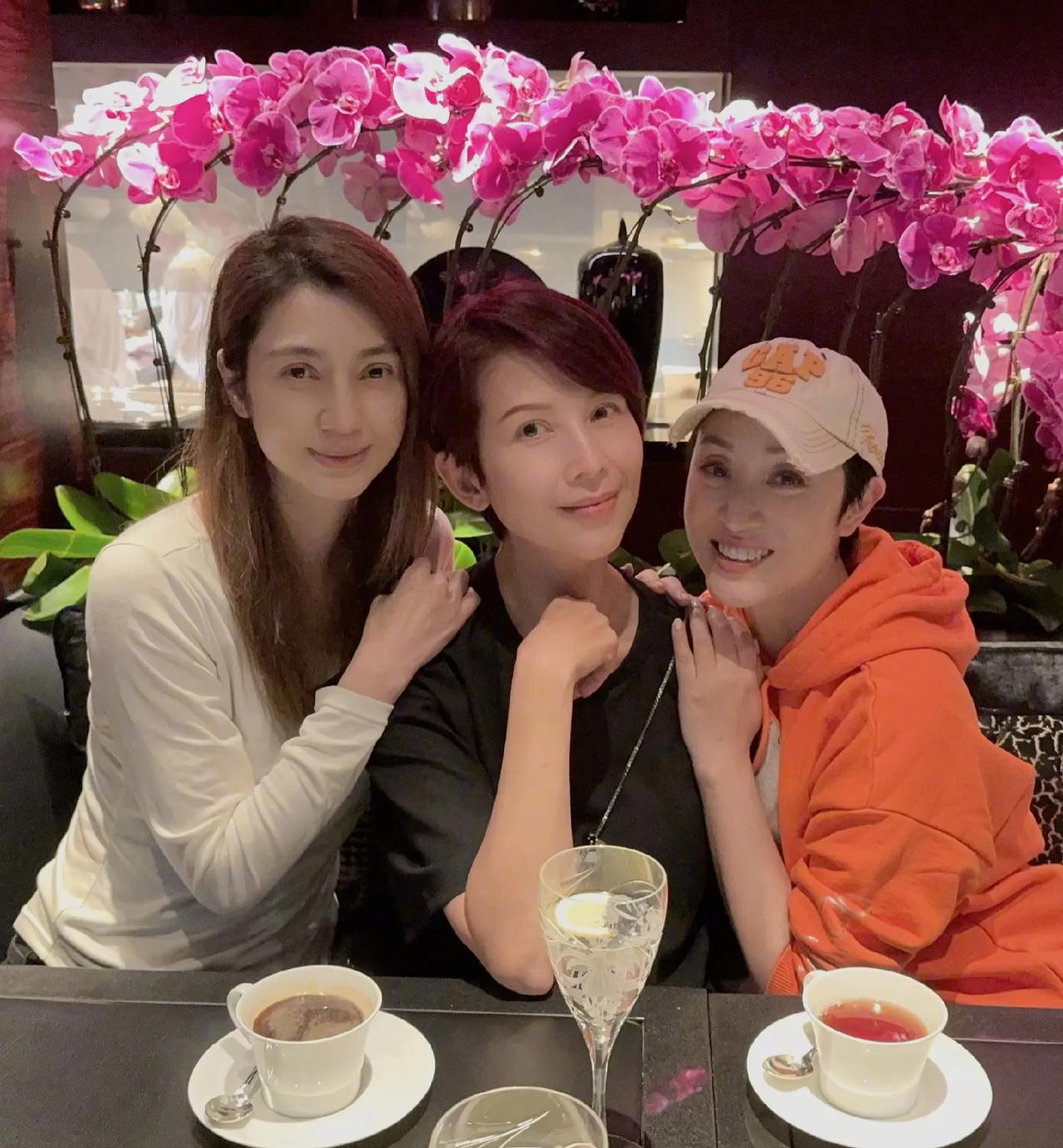 蔡少芬、陈法蓉、洪欣三大美女聚会，素颜拍照美丽依旧。洪欣温柔，蔡少芬搞怪，陈法蓉