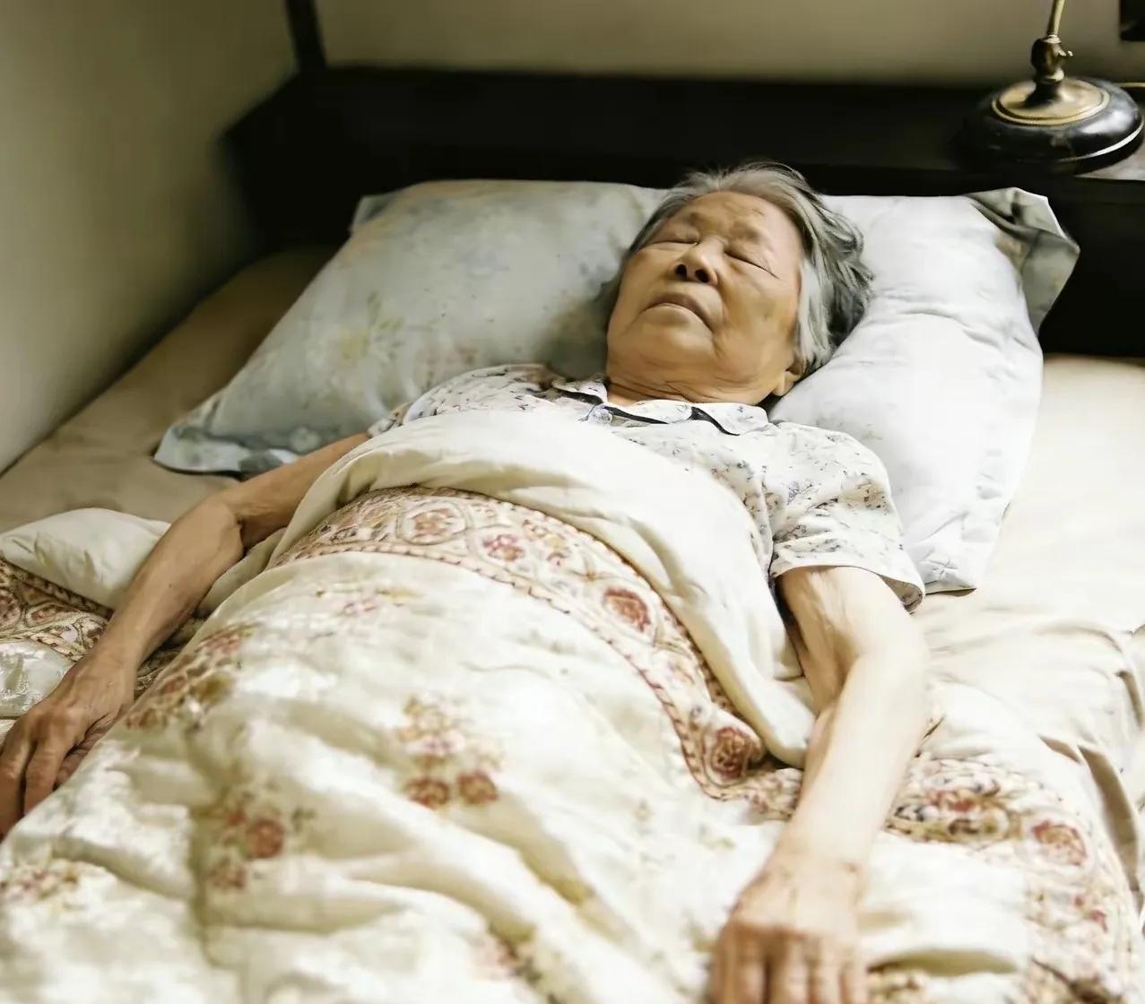 一男子睡前躺在床上，跟86岁的母亲唠嗑，谁知唠着唠着，老人不说话了，男子凑近一看