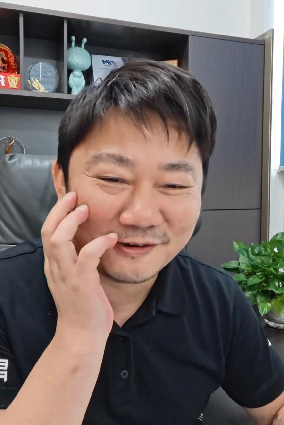 张雪还清近亿债务欠近一个亿还能笑着找同事借两百给儿子，转头卖股份全还清，这创业者