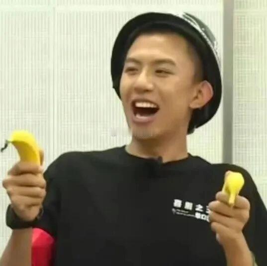 观众硬送香蕉给付航整不会了 线下脱口秀的灵魂就是“不按常理出牌”！观众硬送香蕉给