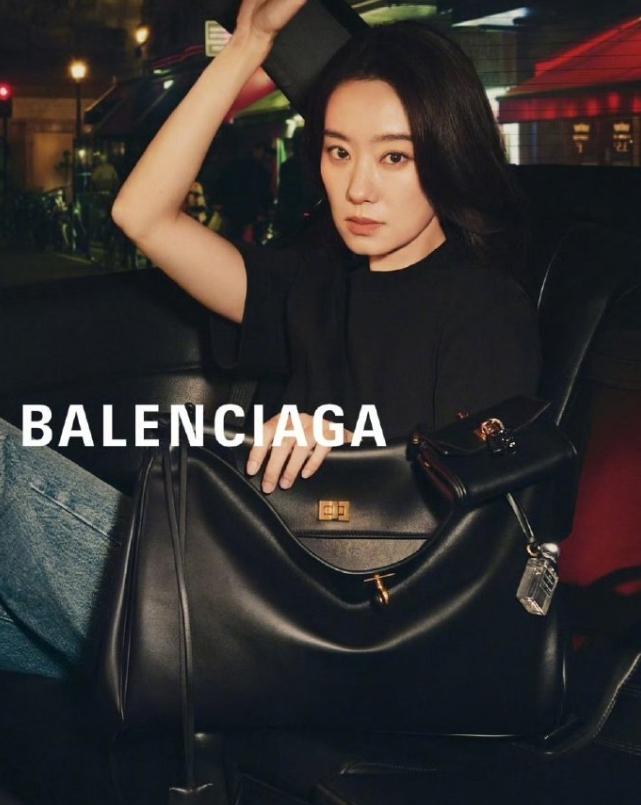 赵丽颖接触新高奢？
赵丽颖自己出来逛街，被发现穿的是巴黎世家的衣服，所以很多人猜