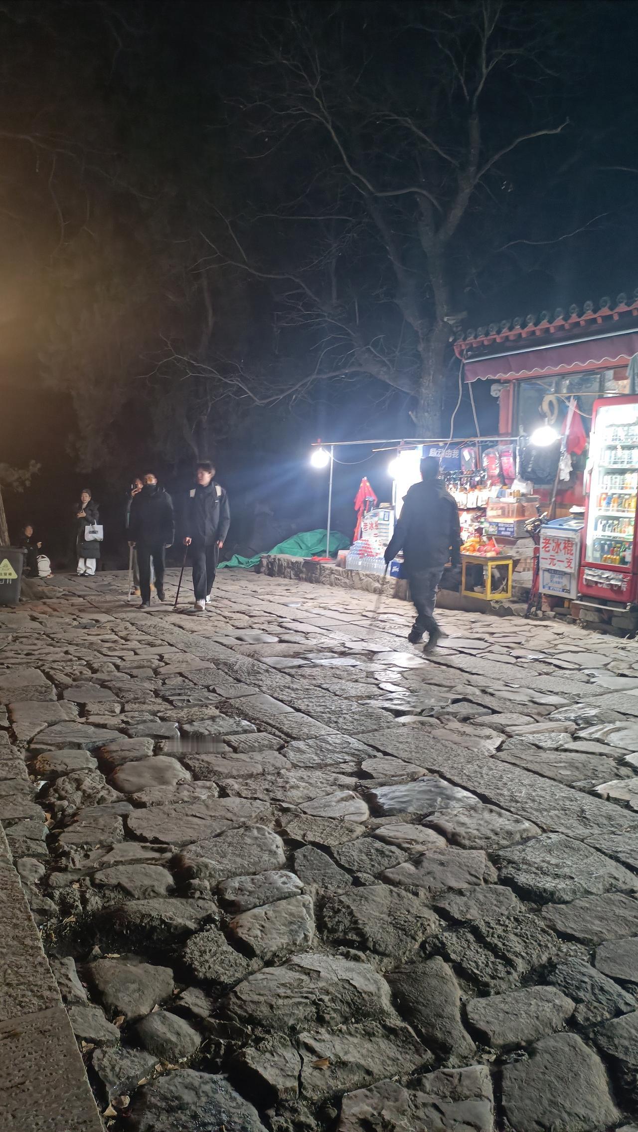 夜爬泰山，你值得拥有！看皓月当空，星星点灯，看天街如水，人间仙境。
今天晚上夜爬