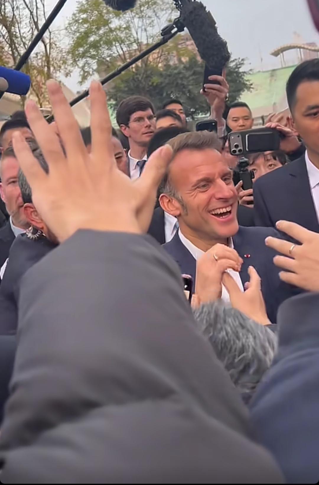 马克龙访问四川大学，x。
四川大学参观马克龙，√。
情绪价值给的满满的。
老马: