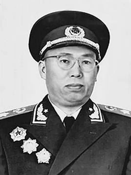 1942年，一个日本人带着26名被俘的八路军战士闯入罗荣恒部队驻地，大喊道：“我