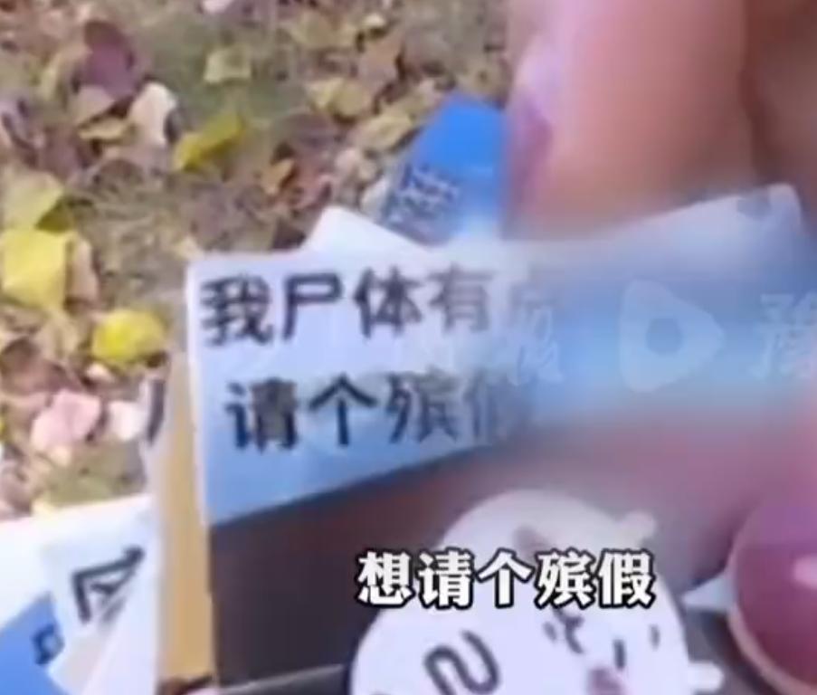 小卡片色彩艳丽，图像引人，却写满了污言秽语，为什么允许招摇贩卖呢？
前不久，南京