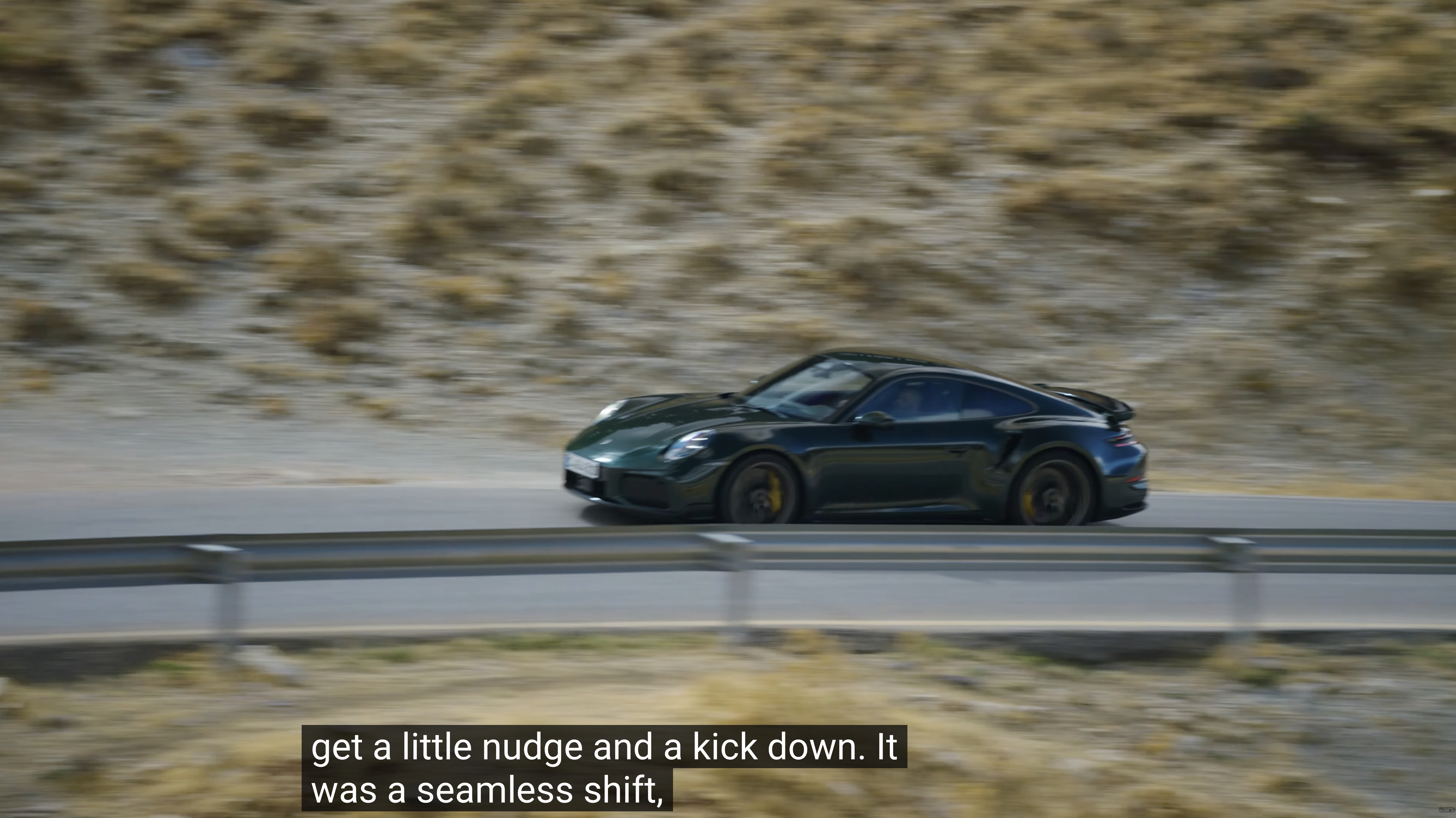 猴子哥在评价全新 911 Turbo S 992.2 在公路上的驾驶体验时，说到