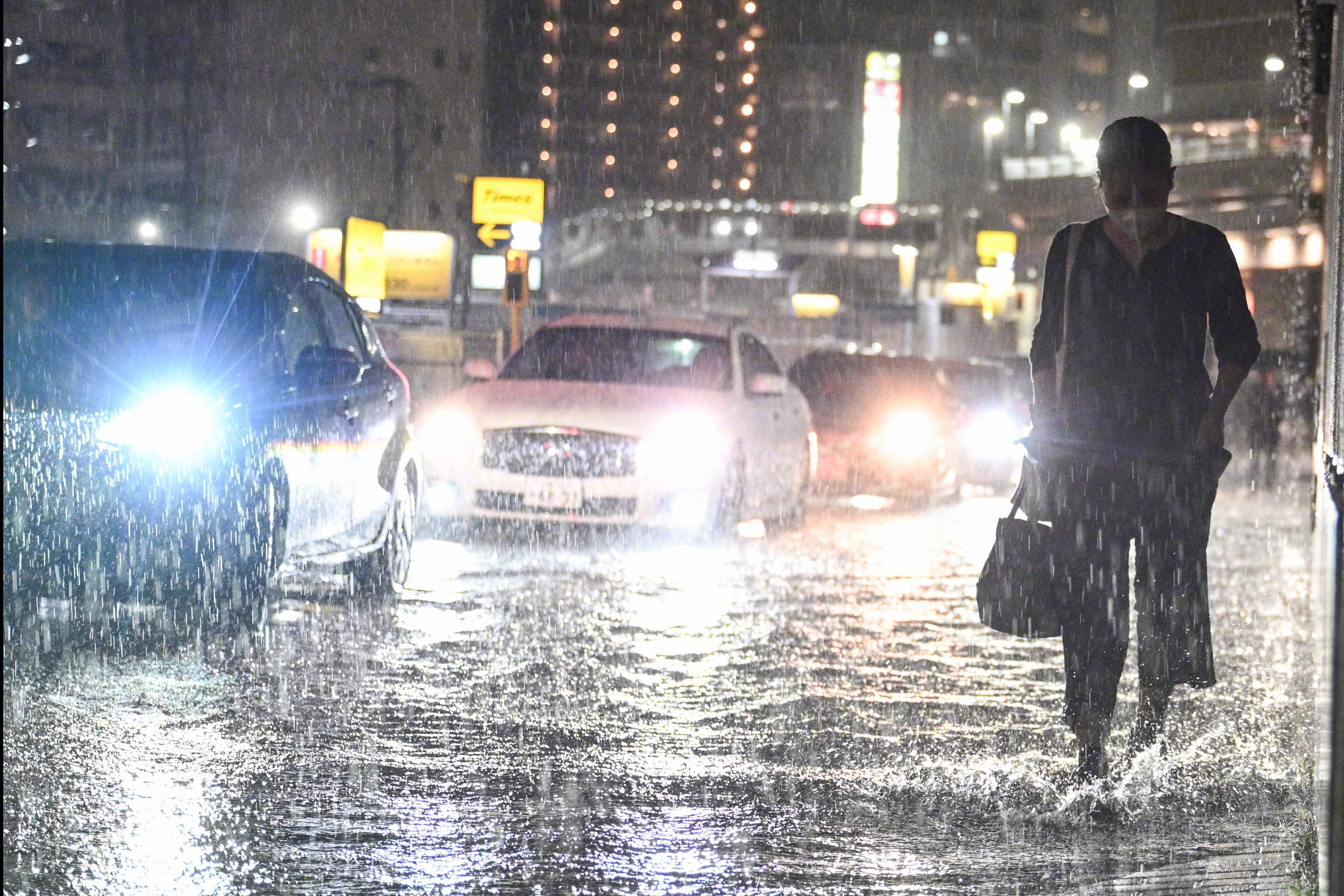 #日本千叶暴雨已致7死1失踪# 【日媒：#创纪录暴雨致日本千叶多人死亡#】 据日