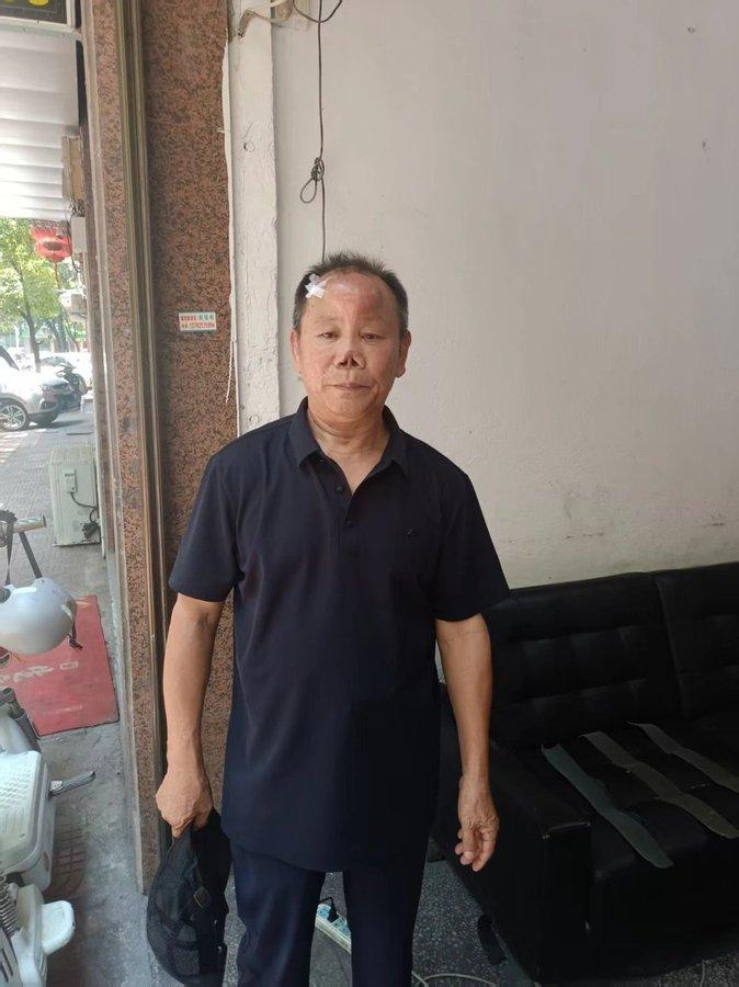 见过真正骨子里勇敢的人，才懂什么叫一身硬骨。
湖南郴州69岁的曾凡林大爷，是今年