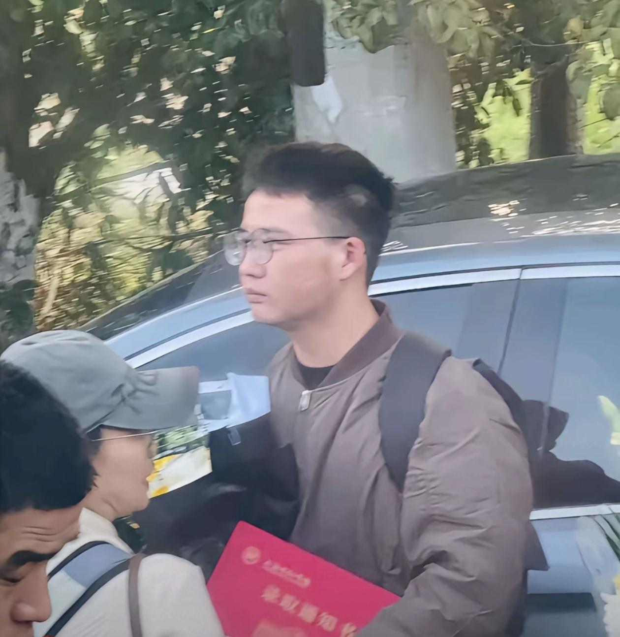 这小伙拿着太原工业学院的录取通知书去送张老师最后一程！现在的年轻人懂的感恩，我们