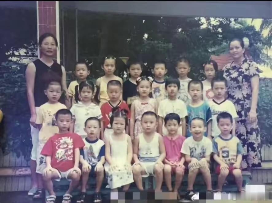 小可爱 樊振东的幼儿园大合影你能找到哪个是他吗？ ​​​