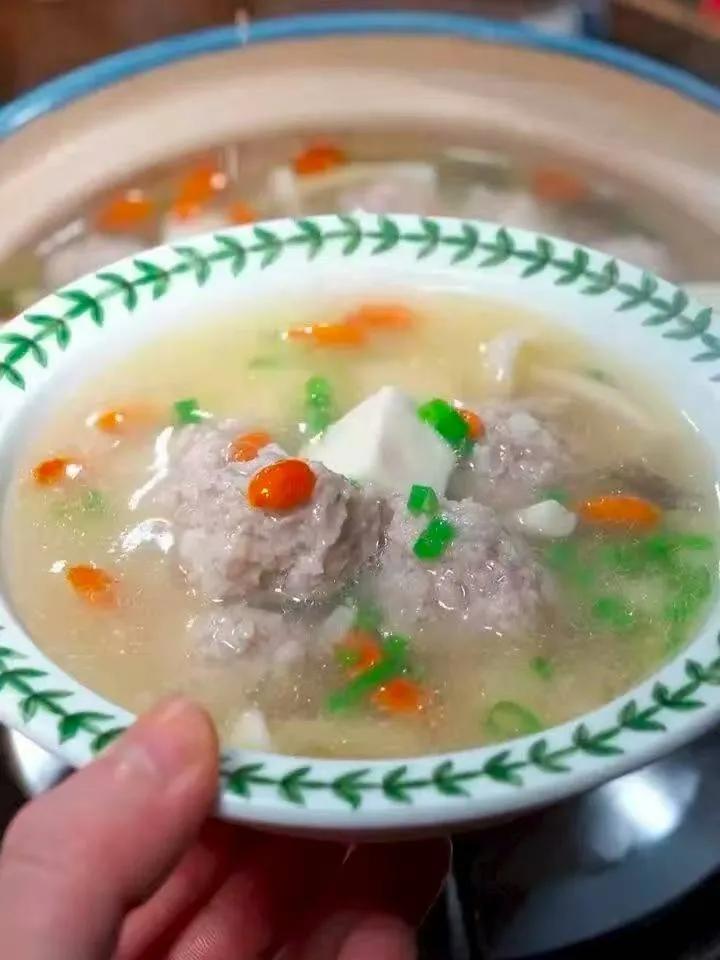 三鲜肉丸汤
准备食材：羊肉、鸡蛋、白玉菇、大豆腐、枸杞、葱姜蒜。
做法步骤：1、