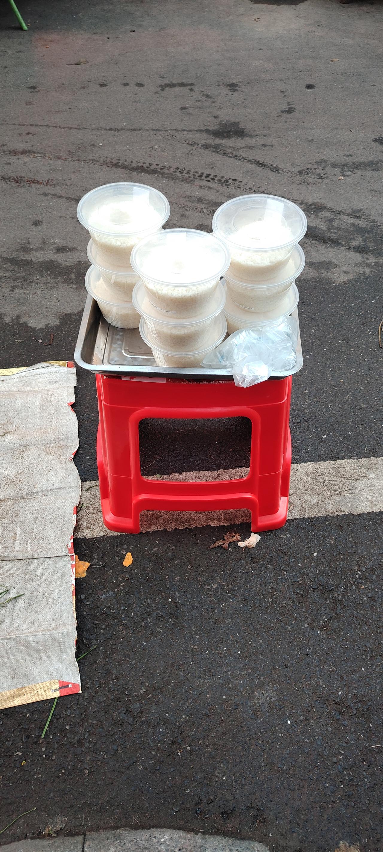 今天终于摆地摊了，酝酿了那么久，昨夜辗转反侧睡不着，担心自己得个大鸭蛋。而今天也