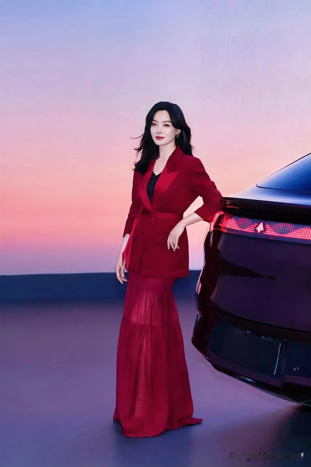 暮色熔金，绯红衣袂翩跹如焰。倚科技之躯，融柔美于暮光，优雅天成，气韵自生，绘就时