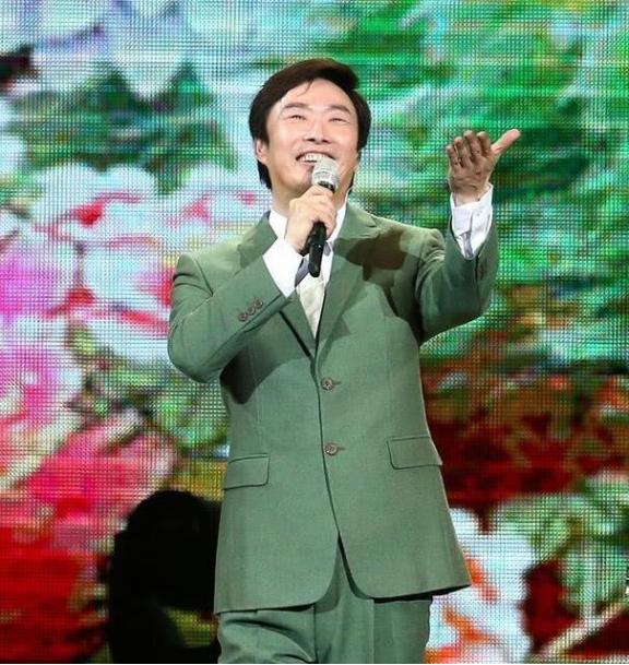 一次，费玉清到香港演出结束，走在马路上看到了一处楼盘，就告诉助理：“你去帮我问问