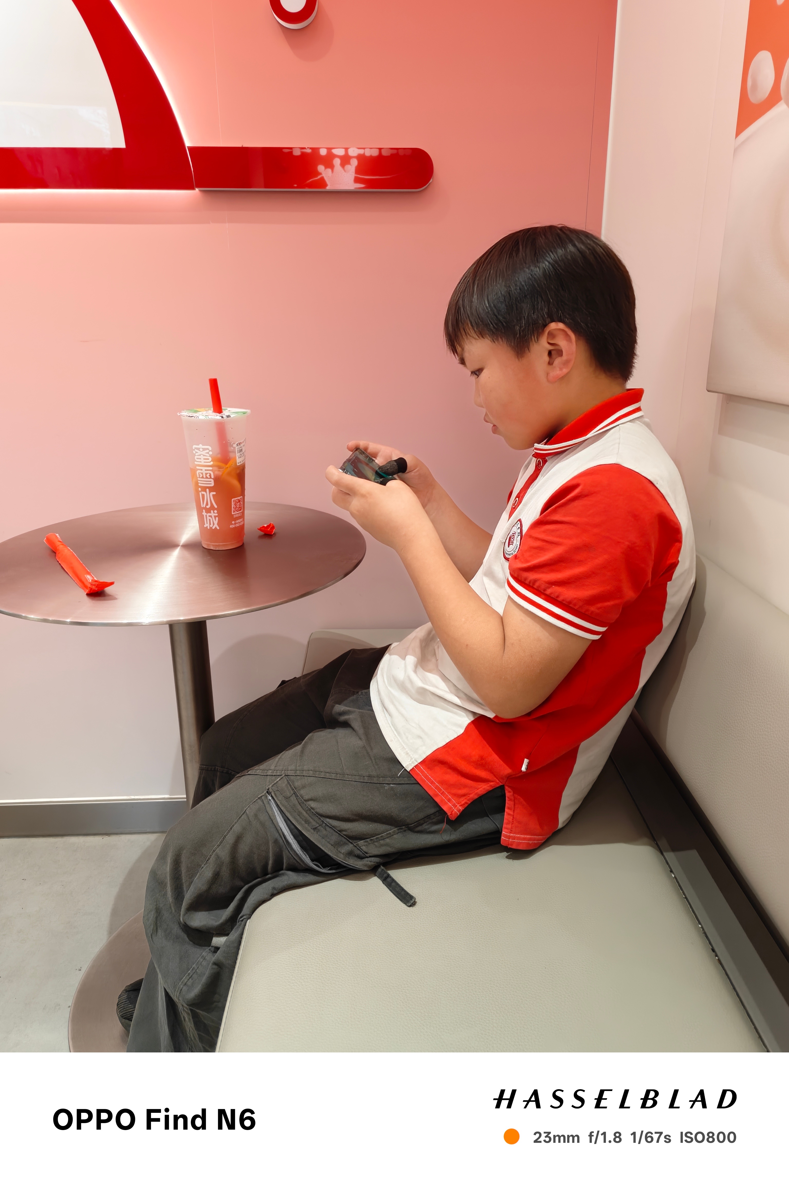 小孩哥们现在新的假期娱乐方式，就是在蜜雪冰城点杯喝的，在线跟小伙伴打和平精英。场