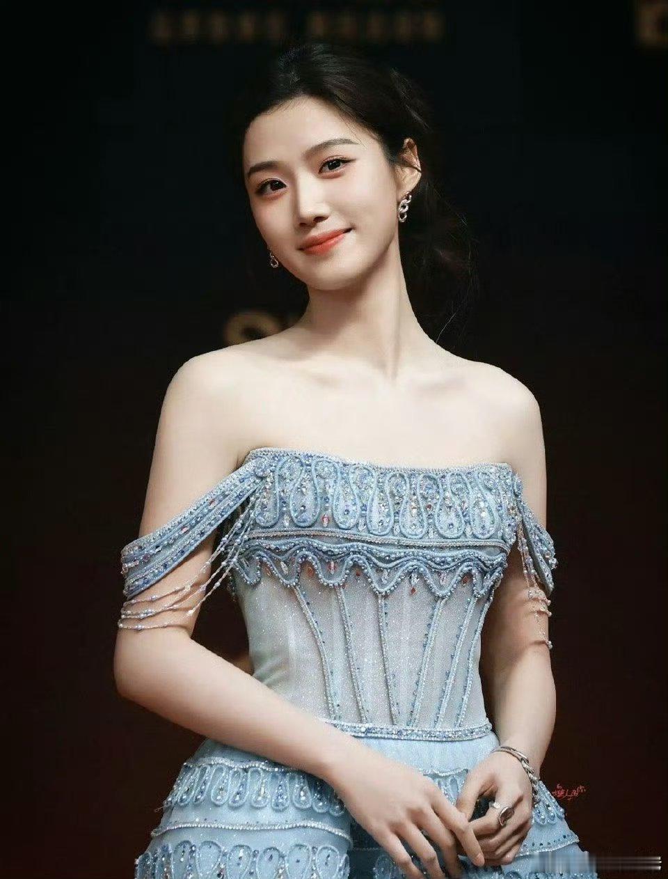 卢昱晓活动第一套VS第二套你更喜欢哪套公主风VS女王风 