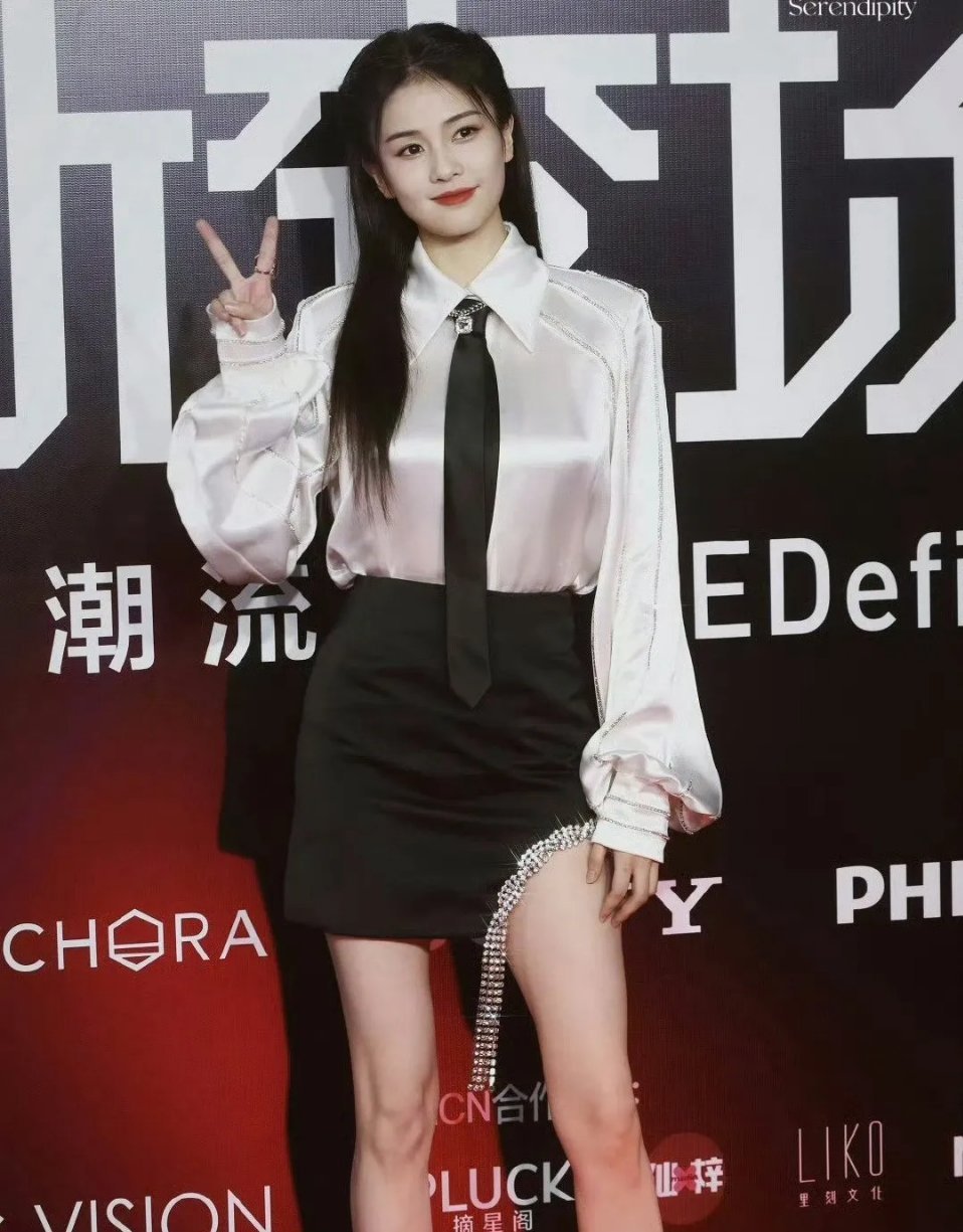 白鹿被嘲讽这么久都不消停，主要还是因为资质太差强捧到一定高度，大众不认可，所以高