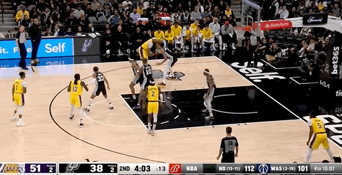 残暴！浓眉惊天隔扣文班亚马！