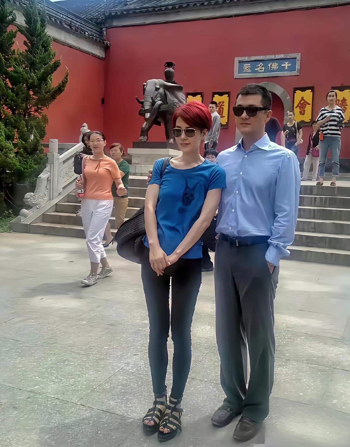 南京栖霞寺门口，
王菲小鸟依人的轻轻倚靠着李亚鹏，
李亚鹏搂着王菲肩膀，
能看出