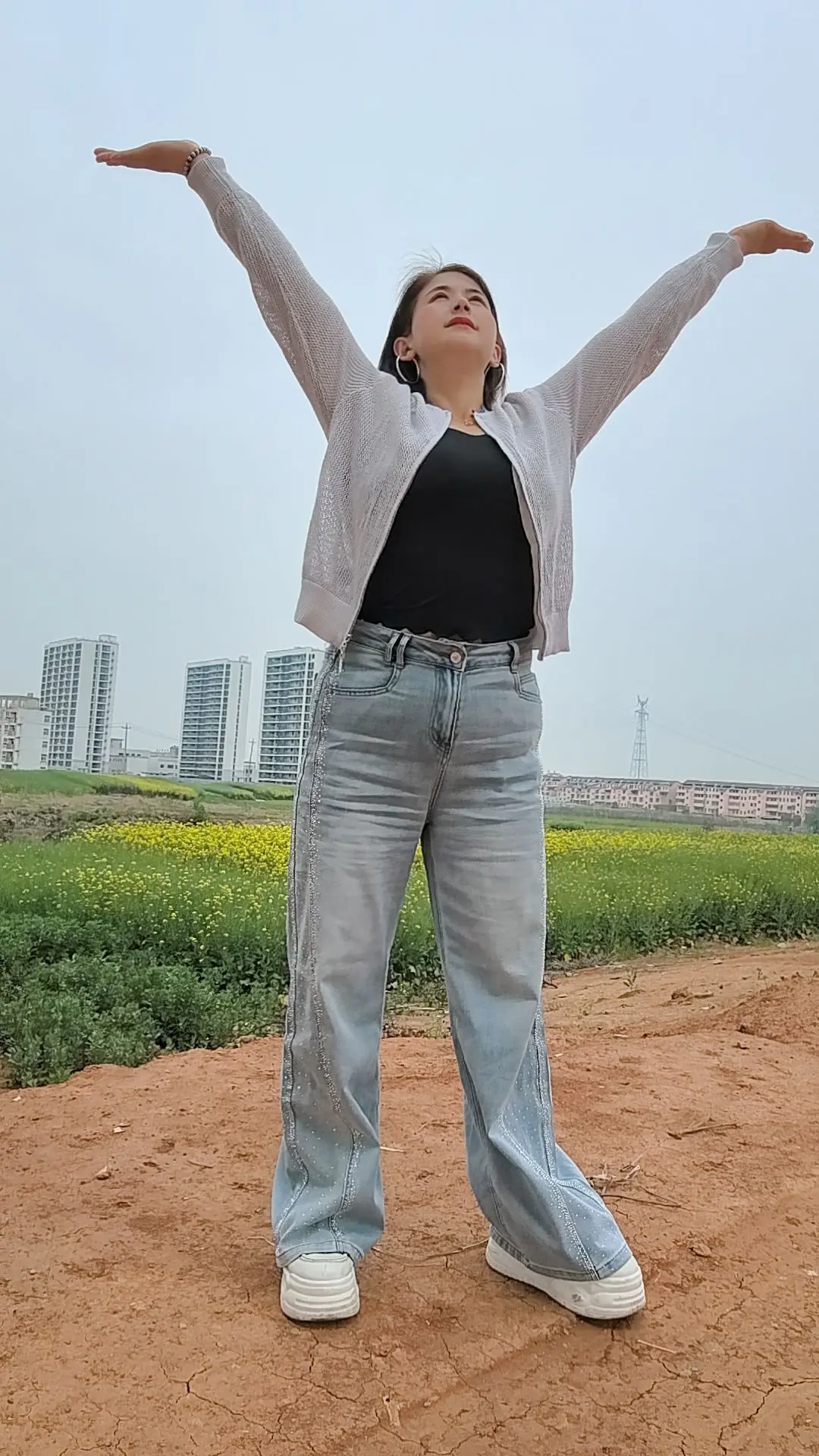 三毛说：“过度理性，让生活丧失美感；过份感性，是在慢性的杀死自己！看的...