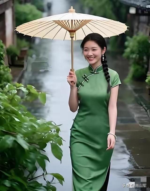 上联：几丝微风暖意融
下联：一帘春雨洗尘烦