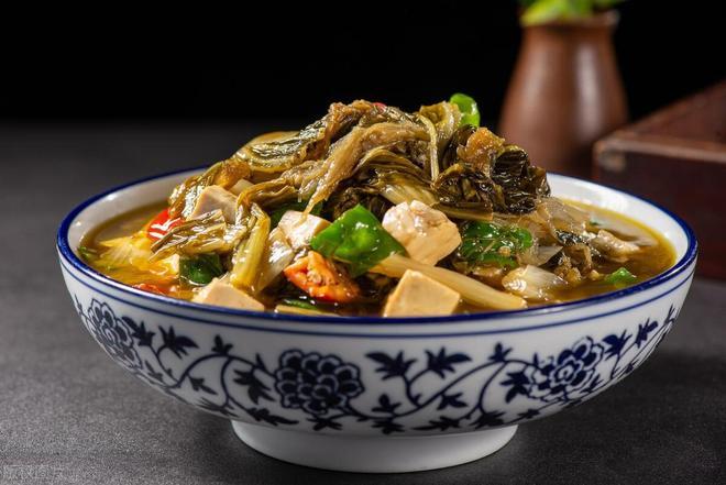 长期吃酸菜，可能会诱发癌症，这4种食物才真的致癌！
“酸菜吃多了得癌”，这话你是