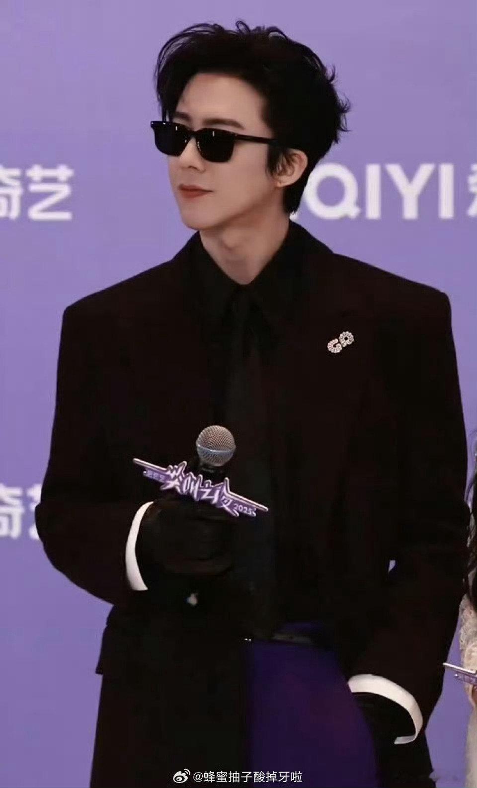 刘宇宁 大佬成熟体 墨镜掩不住锋芒，黑风衣下走出王者气场。红毯即秀场，从容步伐掀