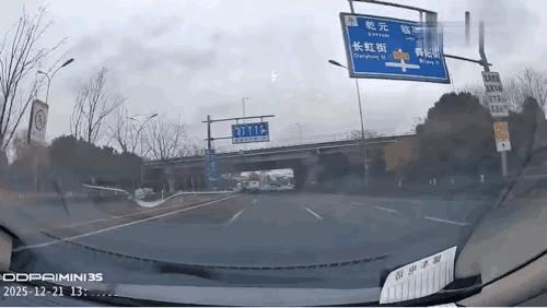 实线变道，红灯急刹，这追尾怎么定责？