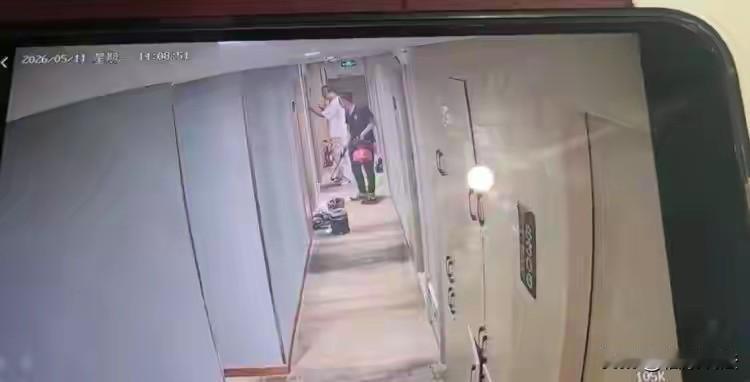 湖北武汉，20多岁女子在酒店洗澡，一丝不挂时，门外有人敲门，女子大声问是谁？突然