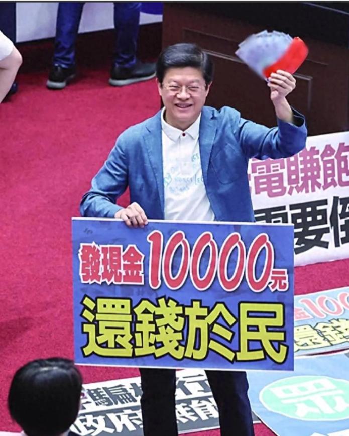 2026 年 5 月 12 日，台湾岛内两条民生消息直接刷屏。

一边是甜到心尖