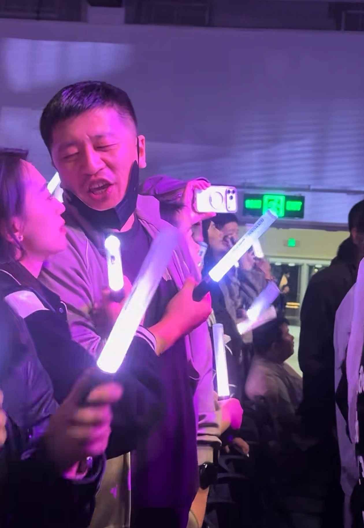 张雪峰说没去演唱会，视频却拍到他搂着老婆，网友吵翻了

前两天伍佰在苏州开演唱会