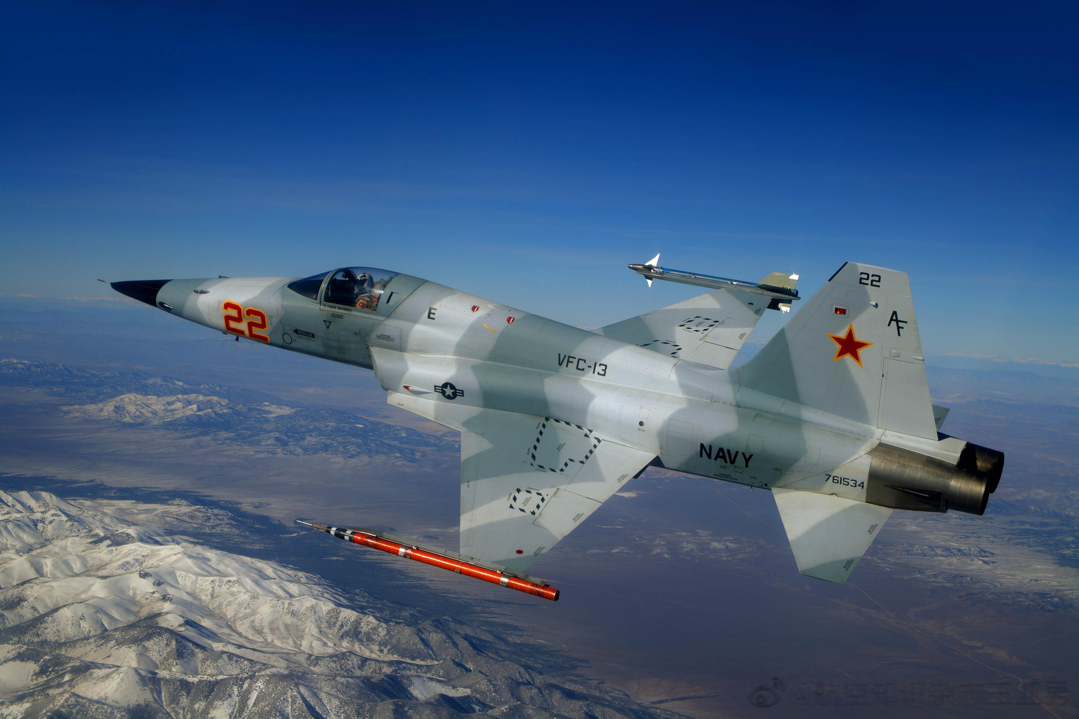 2007年3月30日拍摄的飞行在内华达上空法伦海军航空站附近的F-5N战斗机。该