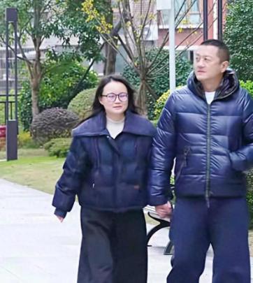 2008年汶川地震，李亚鹏救了一位四川女孩。长大后这个女孩得知李亚鹏生意失败后，
