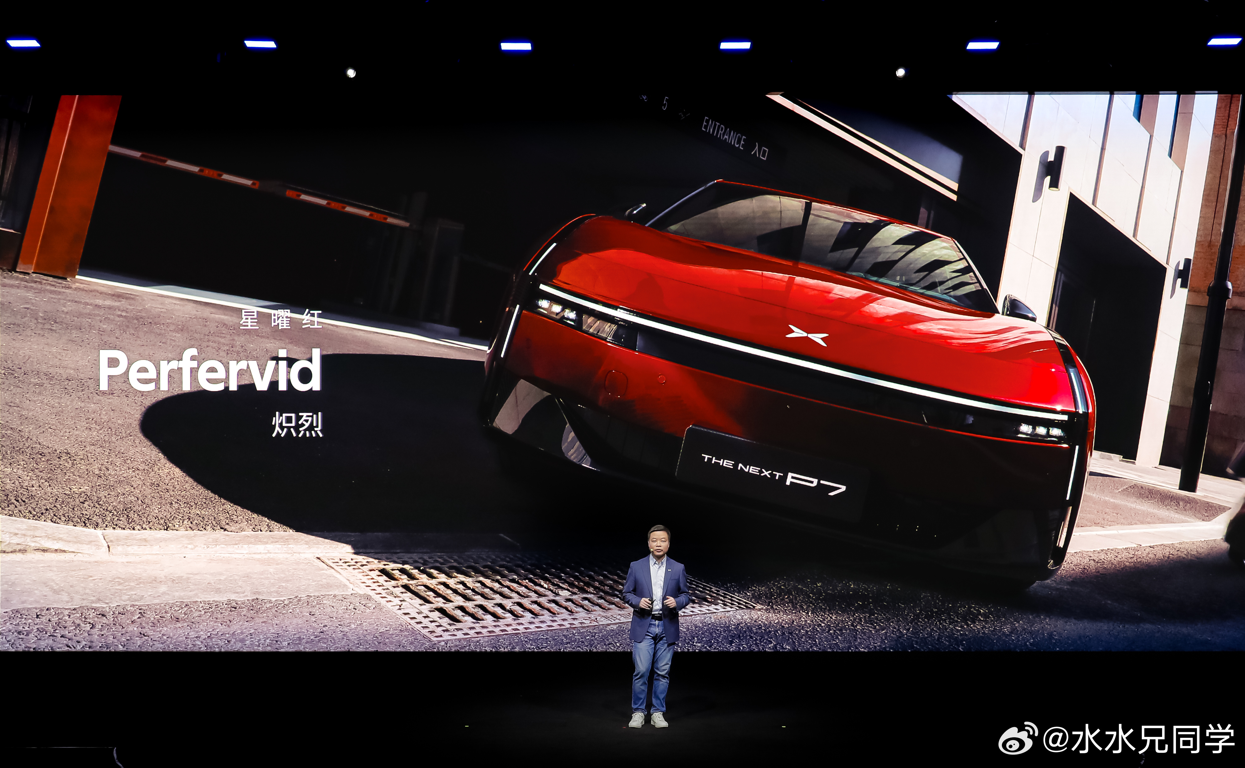 大家对于这个星耀红版的p7感受如何？前两天我在展厅里面看了一下这台车，红色+跑车