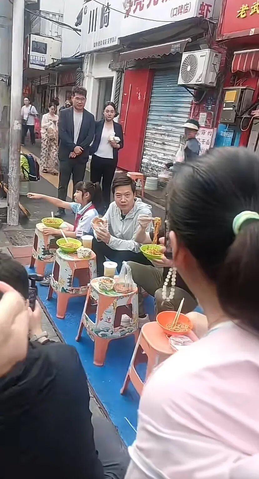 有钱人也这样随便路边吃？我严重怀疑他吃碗面时间挣的钱比我一辈子挣的都多，尽管我一