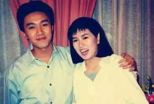 原来她才是站在周星驰背后的女人，如果没有她，就没有功夫女子的出现。
 
当全网都