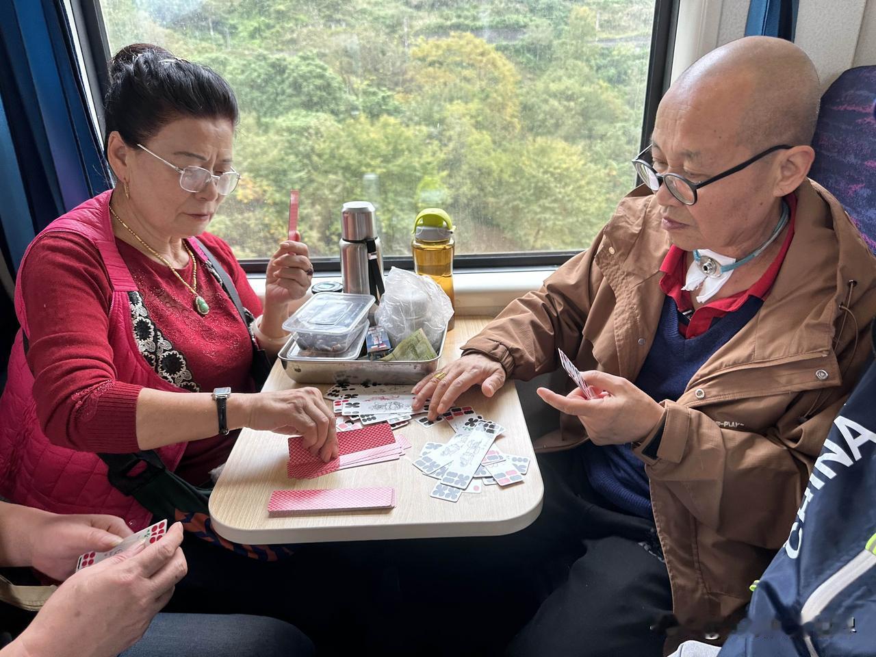 渝怀铁路，K1095次绿皮火车，广铁的工作人员来回巡视，反复提醒大家说话要小声…